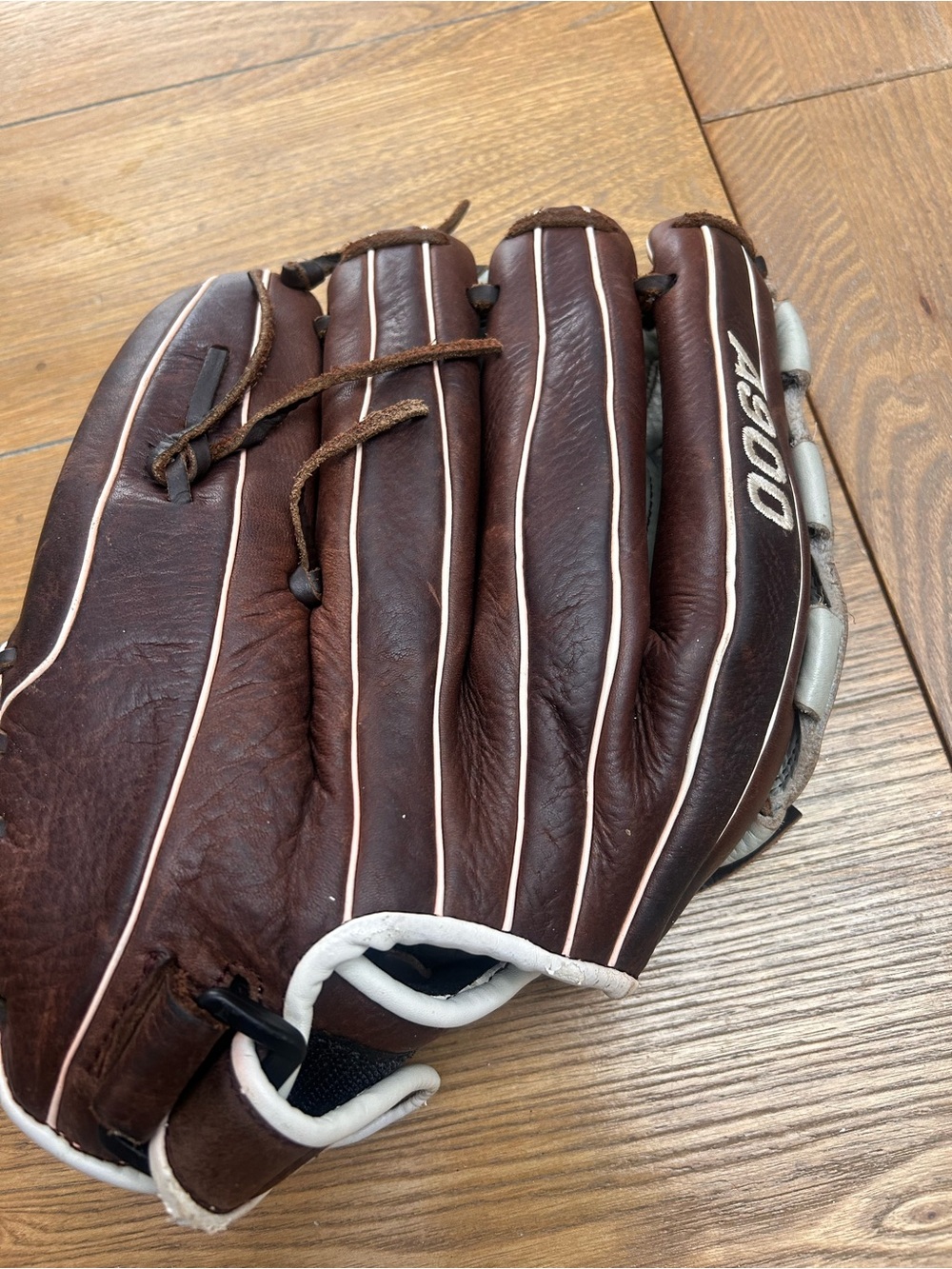 Softball glove, A900 Wilson arua RHT